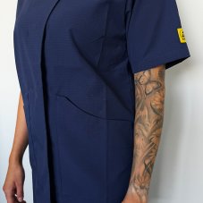 Short sleeve, EPA symbol and side pocket of the ESD PLUS women's coat